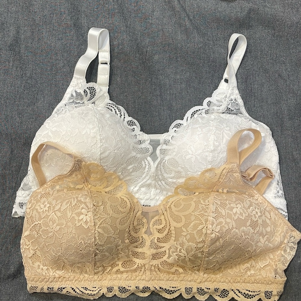 NWOT 2 Bali lightly lined wireless lace bra